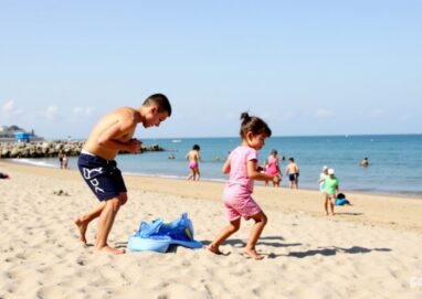 Découvrez la Plage de la Baie des Nations à Saint-Cyr-sur-Mer : Accès Pratique et Activités Inoubliables